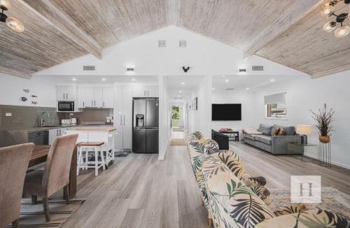 Chain Valley Bay House | Sunset Escape