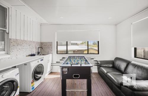 Summerland Point House | Sunset Shore Retreat