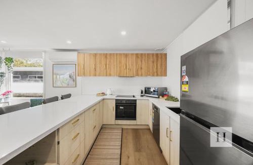 Summerland Point House | Sunset Shore Retreat