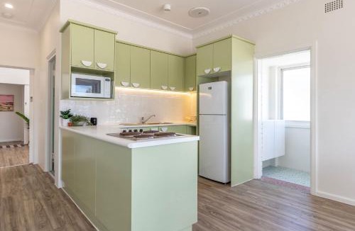 Forster House | Sunset Sisters - Lakefront Villas - Forster