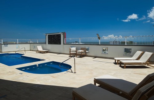 Cairns Central Business District Apartment | Sunset View Studio in Cairns City