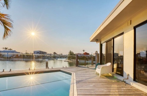 Broadbeach Waters House | Sunset Waters- Wrap-around Point Position with Wide Water Views