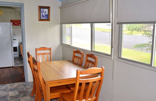 South West Rocks Cottage | Sunshine Cottage - walk to the beach