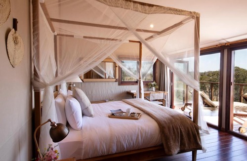 Capertee Villa | Sunvale Stunning Wilderness Luxury Lodge with Woodfire Heated Spa