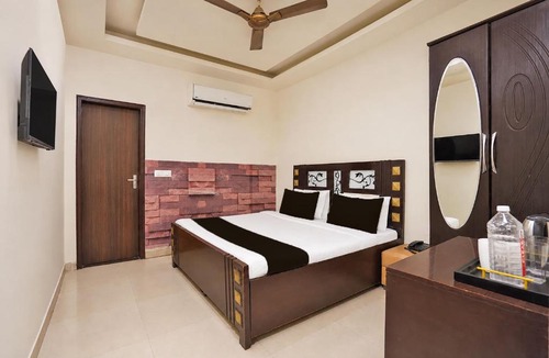 Vasundhara Hotel | Super Collection O Sector 5 Ghaziabad Formerly Five Seas