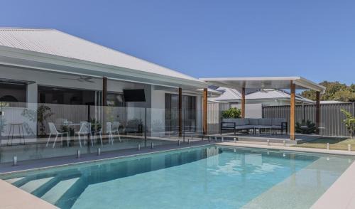 Mudjimba House | Surfrider Hideaway - steps to beach