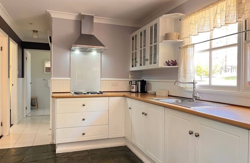 Rosebrook Cottage | t“Romantic Countryside Escape – Cozy Hot Tub & Scenic Views”
