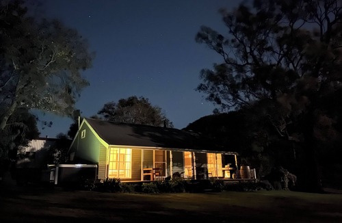 Rosebrook Cottage | t“Romantic Countryside Escape – Cozy Hot Tub & Scenic Views”