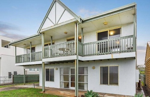 Middleton House | Tahren Beachfront Shack: Your Budget-Friendly Getaway Where Pets Are Welcome