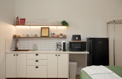 Suffolk Park Apartment | Tallows Studio -Modern, tranquil, dog friendly,2 mins to the beach