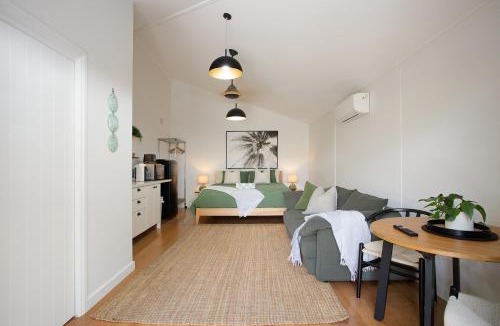 Suffolk Park Apartment | Tallows Studio -Modern, tranquil, dog friendly,2 mins to the beach
