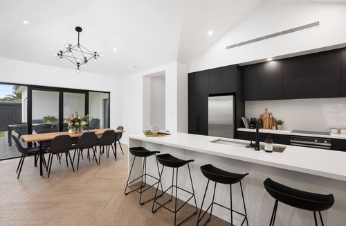 Mount Gambier House | The Abode - Luxury, centrally located, 10 guests.