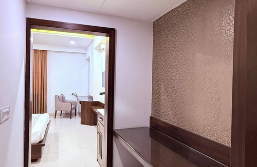 Sanwer Hotel | The Amberly Gardens