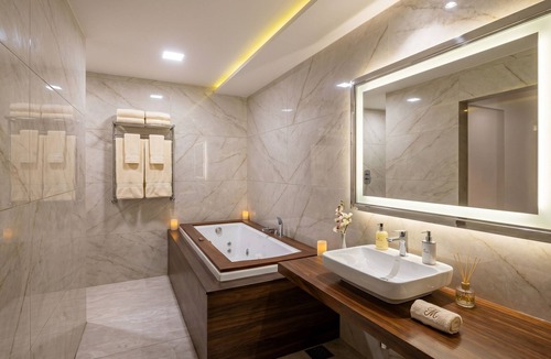 Sanwer Hotel | The Amberly Gardens