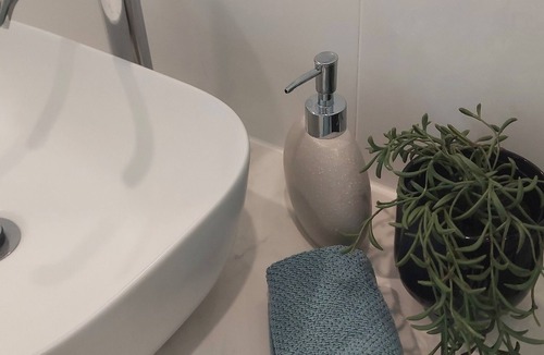 Cessnock Bed & Breakfast | The Blue Door Tiny House. Quiet location walking distance to everything.