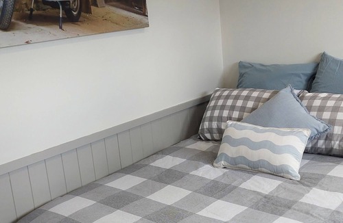 Cessnock Bed & Breakfast | The Blue Door Tiny House. Quiet location walking distance to everything.