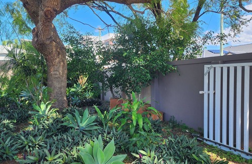 Broadbeach Waters House | THE BROADBEACH WATERFRONT CENTRAL Pet friendly.