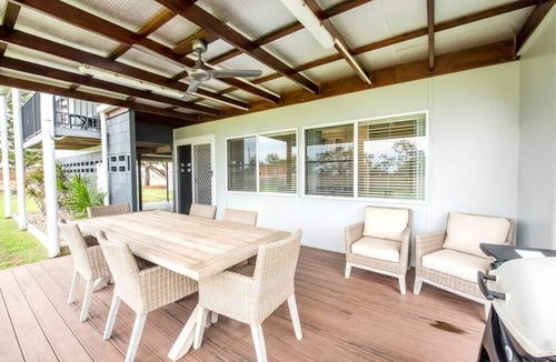 Grasstree Beach House | "The Deck" - Grasstree Beach Shacks