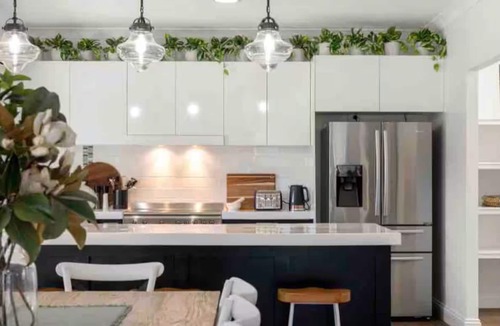 Murarrie House | The Duchess - Luxury Brisbane Holiday Home. Family & Pet friendly with Pool