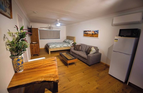 Port Macquarie Apartment | The Eazy Living Studio - Pet Friendly