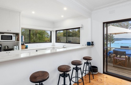 Lorne House | The George - Spacious With a View and Free WIFI