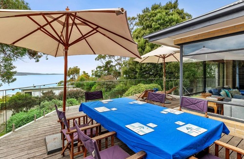 Lorne House | The George - Spacious With a View and Free WIFI