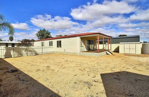 Bookpurnong House | The Palms - Loxton Accommodation, South Australia 4 bedroom 2 bathroom home.