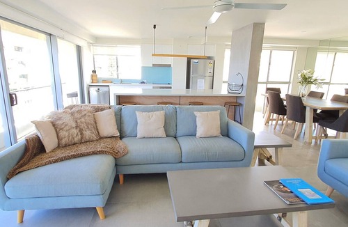 Surfers Paradise Apartment | The Penthouse - Amazing Ocean Views, Opposite Beach & Park, Wi-Fi & Parking