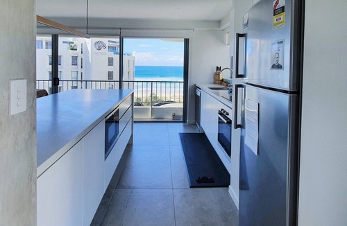 Surfers Paradise Apartment | The Penthouse - Amazing Ocean Views, Opposite Beach & Park, Wi-Fi & Parking