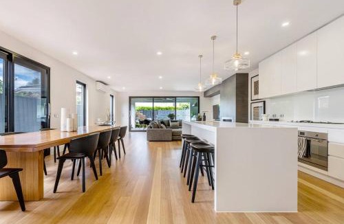 Bentleigh House | The Pool Pavilion - Where City meets Beach
