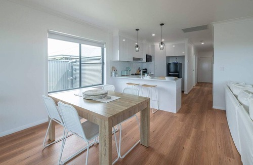Dubbo East House | The Seaspray - Coastal Themed Retreat, BBQ