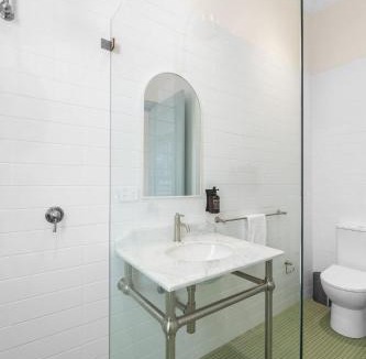 Redfern Hotel | The Surrey 5