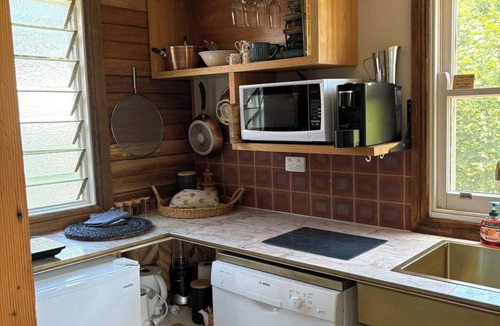 Kentucky Apartment | "The Valley " Studio Kentucky. Set on a quiet country rd with a divine outlook.