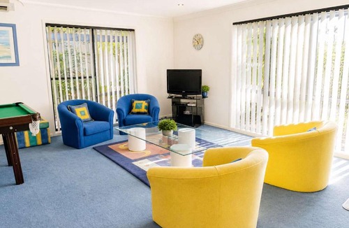 Mollymook House | The Weekender - walk to beach & golf club