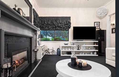 West Albury House | The Weeping Elm - Large and Spacious