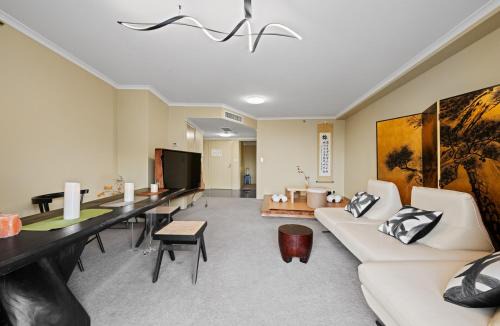 Haymarket Apartment | The Woodtopia | CBD | Parking | Gym | Pool