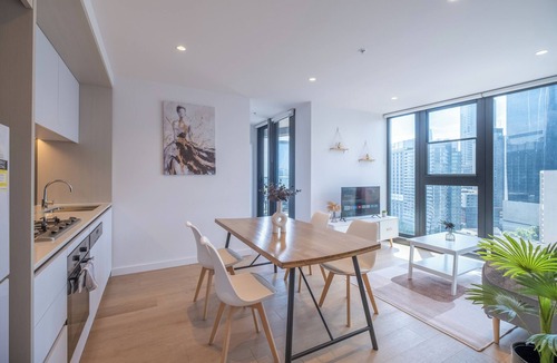 Docklands Apartment | This apartment is a 2 bedroom(s), 2 bathrooms, located in Docklands, VIC.