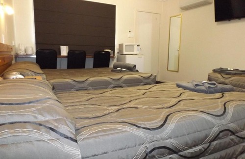 Monto Hotel | Three Moon Motel