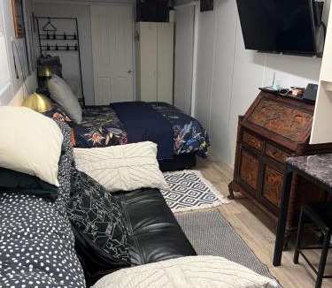 Central Coast Apartment | TINY HOME - Benny’s Bar