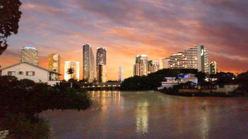 Broadbeach Waters Apartment | Tiny Home in the heart of Broadbeach-River Views!