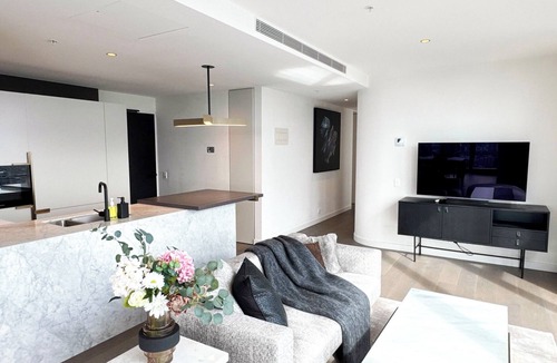 Melbourne Central Business District Apartment | Top CBD Skyline Luxury 3 Beds, 2 Baths Free Parking
