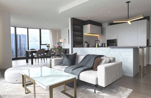 Melbourne Central Business District Apartment | Top CBD Skyline Luxury 3 Beds, 2 Baths Free Parking