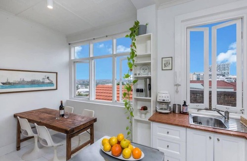Darlinghurst Apartment | Top Floor 1 Bedroom Apt with Views, Close To CBD