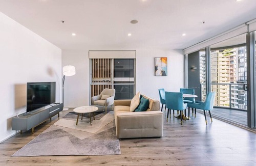 South Brisbane Apartment | Tranquil 2BR Stay Between Art and Sky