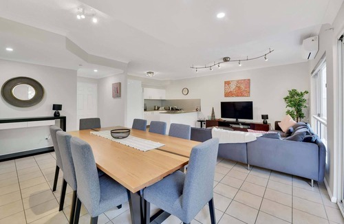 Taringa Apartment | Tranquil 3-Bed Unit with Lush Garden Views