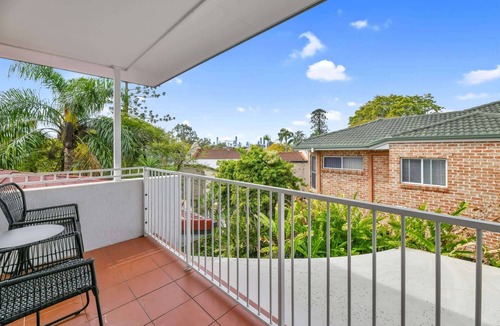 Taringa Apartment | Tranquil 3-Bed Unit with Lush Garden Views