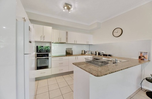 Taringa Apartment | Tranquil 3-Bed Unit with Lush Garden Views
