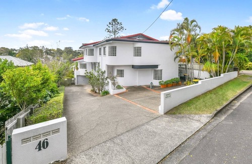 Taringa Apartment | Tranquil 3-Bed Unit with Lush Garden Views