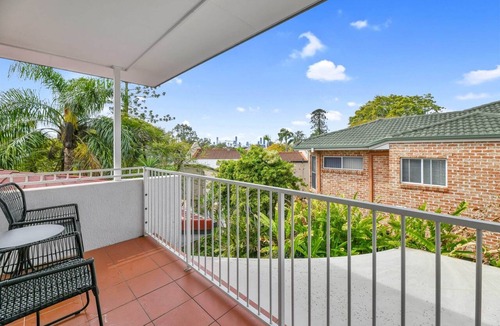 Taringa Apartment | Tranquil 3-Bed Unit with Lush Garden Views