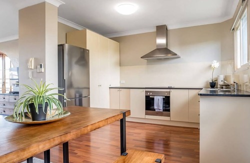Indooroopilly Apartment | Tranquil Arches Indooroopilly